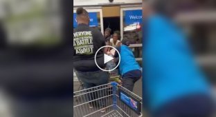 Сотрудники магазина Walmart отбили атаку реквизиторов и смогли вернуть часть реквизированных товаров