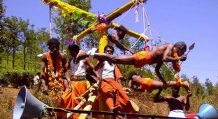Human chandeliers – why do Indians hang themselves on hooks (5 photos + 1 video)