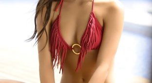 У моря, у синего моря... Красавицы в бикини с утра пораньше