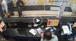 Охранник неожиданно выстрелил в молодого сотрудника в Пакистане