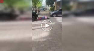Девушка потеряла равновесие на электросамокате, увидев машину
