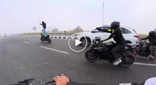 A motorcycle struggled to shake off an idiot rider, and eventually succeeded