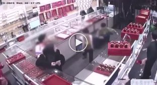 The attack of armed teenagers on a jewelry store was caught on video