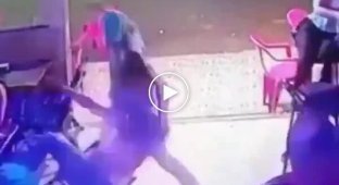 A cruel boyfriend received A lesson from passersby for attacking a girl