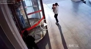 Mother and child unsuccessfully entered a revolving door