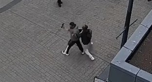 A passerby subdued a troublemaker with a shovel in the city center (2 photos + 1 video)