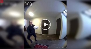 Курьер попался на непристойном поступке прямо перед доставкой еды