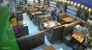 В Боготе посетители ресторана сами задержали вооруженного грабителя
