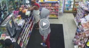 Attacking the wrong woman: a fragile girl unexpectedly fought back against her attacker.