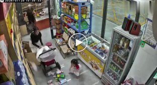 Шестирічну дівчинку разом із ліжечком винесло на вулицю потужним поривом тайфуну