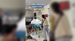 Родственники привезли мужчину в больничной койке в банк, чтобы снять деньги с его счета