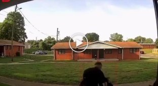 Полицейский несколько раз ударил женщину во время ареста