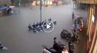 Seconds before tragedy: woman nearly died during a flood