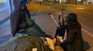 A 95-year-old British woman with a broken hip lay on the sidewalk for 5 hours (3 photos)