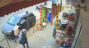 Нападение на владельца магазина в Индии попало на видео