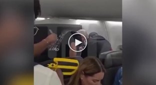 Пассажира примотали скотчем к креслу за драку на борту самолета