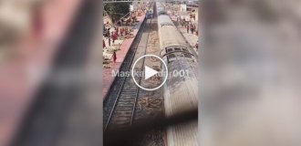 Индия: дрова на путях травмировали женщину