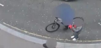 A 16-year-old cyclist snatched a woman’s smartphone while she was taking pictures of her daughter (4 photos + 2 videos)