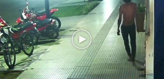 В Аргентине прохожий нокаутировал отца с ребенком на плечах