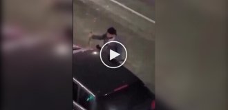 У Лондоні чоловік із ножем спробував розбити вікно бару