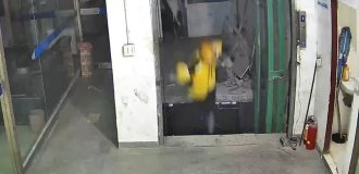 Food Delivery Driver Falls into Empty Elevator Shaft in Under-Construction Building (4 Photos + 1 Video)