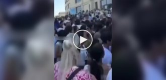 В Казахстане бесплатная раздача мороженого закончилась хаосом и давкой