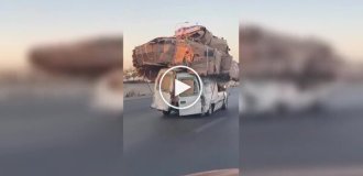 Машина, доверху навантажена картоном, спалахнула на узбіччі як смолоскип