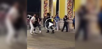 В Техасе полицейский подрался на улице и пожал руку нападавшим