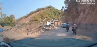В Китае женщина на мотоцикле перепутала клавиши и улетела в овраг