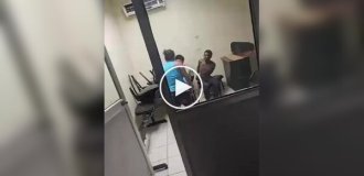 В Колумбии мать избила сына прямо в полицейском участке