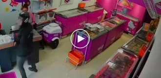 Brazilians prevented a robber from fleeing the scene.