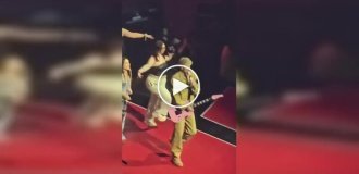 Фанатка провалилась во время концерта Machine Gun Kelly