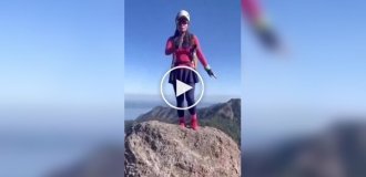 В Китае девушка упала со скалы во время попытки сделать впечатляющий снимок в оригинальной позе