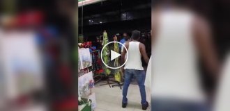 Бійка в міні-маркеті в Малайзії
