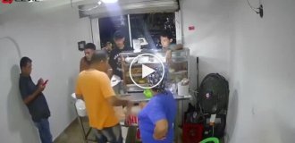 Shootout in a Colombian cafe: the robber chose a very unfortunate location