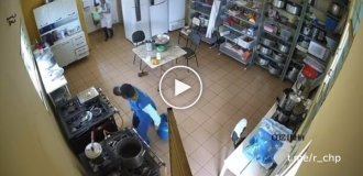 Сотрудник газовой компании попал в больницу после неудачных попыток потушить огонь в школьной столовой