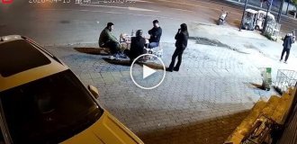 В Китае водитель протаранил людей — он утверждает, что просто «не справился с управлением»