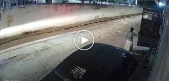 Внук забыл поставить авто на ручник и насмерть задавил бабушку