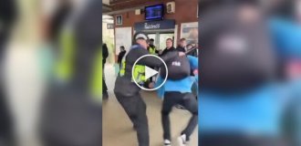 Футбольного фаната ударили дубинкой во время потасовки на железнодорожной платформе