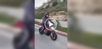 Епічний політ мотоцикліста