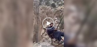 Чудак попытался сфотографироваться у пропасти и потерпел неудачу