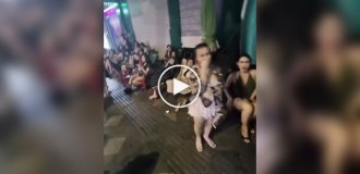 Во Вьетнаме мужчина оказался в центре внимания уличных секс-работниц