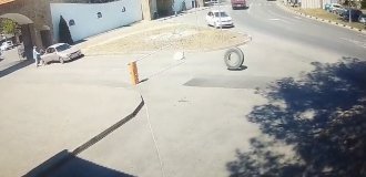 A fallen wheel hit pedestrians (3 photos + 1 video)