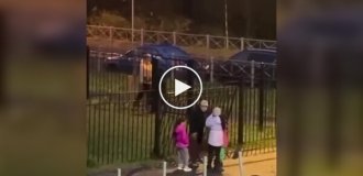 У Санкт-Петербурзі сусіди зняли на відео, як батько бить трьох дочок