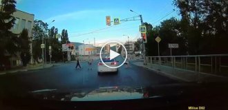 A motorcyclist ignored a traffic light and hit a pedestrian