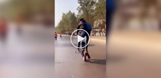 Опасный трюк на мотоцикле закончился падением