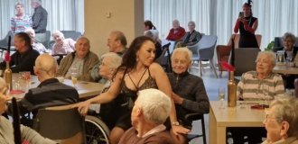 They helped take off underwear: residents of a nursing home were given a striptease (5 photos)