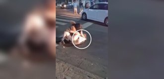 В Аргентине женщины устроили драку с ножницами из-за мужчины