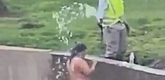 Gardener helps naked woman wash herself right on the street (3 photos)