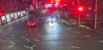 Прилетів у стоїть поліцейський автомобіль і стовп